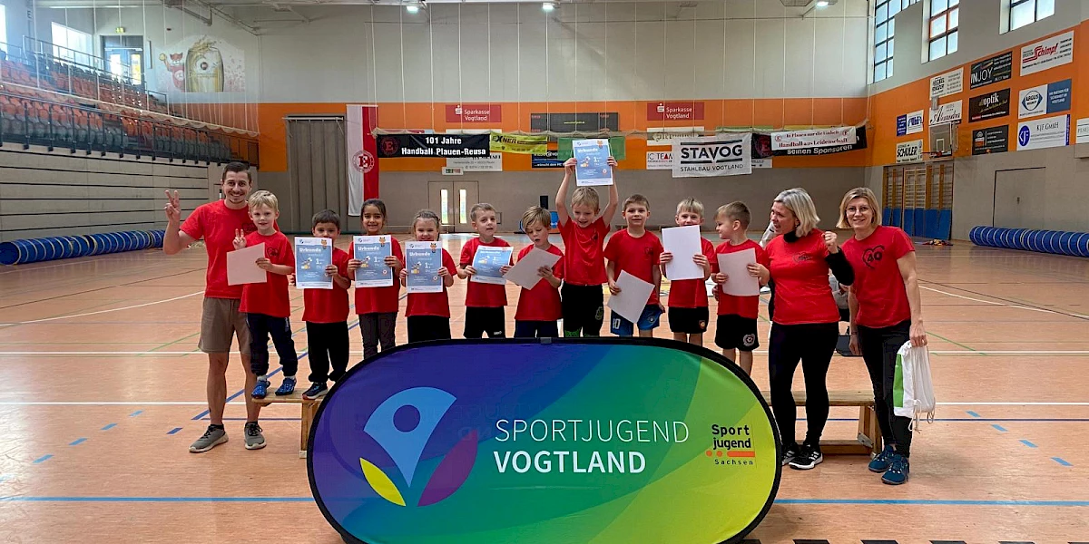 Kindergruppe in Sporthalle